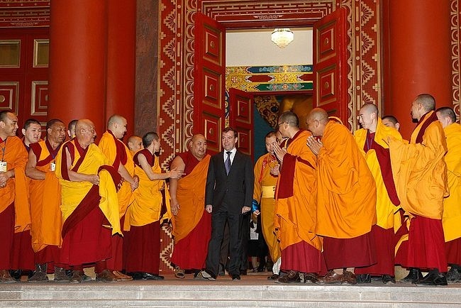 С буддистскими монахами